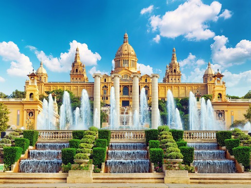 В немалка степен за ефекта на вълшебния фонтан допринася и неговият "фон" - националният дворец на Барселона.