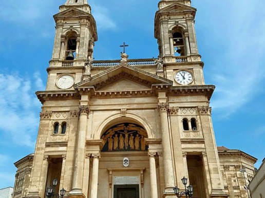 Базиликата "Св. Св. Козма и Дамян" е кръстена на двамата светци - покровители на Алберобело. Преди изграждането на сегашната църква е имало по-ранна структура от 17 век, построена от графовете на Конверсано и също посветена на двамата светии. Фасадата от 1885 г. е в неокласически стил и се отличава с дълги пиластри и колони с коринтски капители.