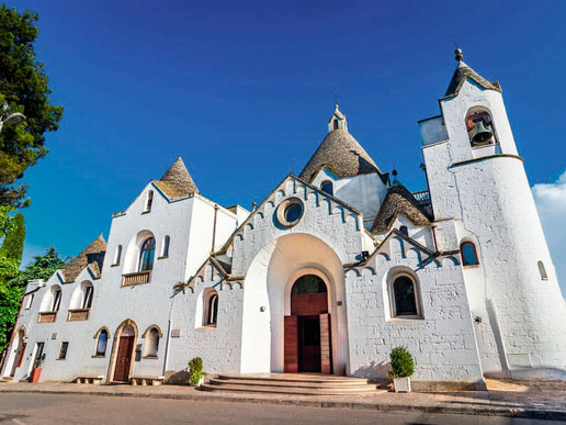 Църквата "Сан Антонио", разположена в сърцето на Алберобело, е построена в стила на трулите. Фасадата й е трикрилна, с два закръглени прозореца и прозорец-розетка. Куполът на църквата е конусовиден и достига почти 20 метра.