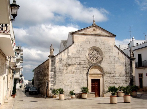 Произходът на църквата "Мадона дела Грека" не е съвсем изяснен.Тя е съставена от три нефа, покрити с типичните местни покриви, известни като "кумерсе".