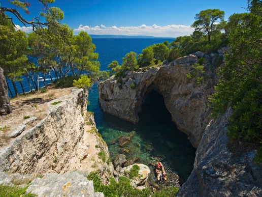 Тремитите приличат повече на хърватски острови, отколкото на италиански, с варовиковите си отвесни носове и скалисти плажове с полупрозрачна тюркоазена вода.