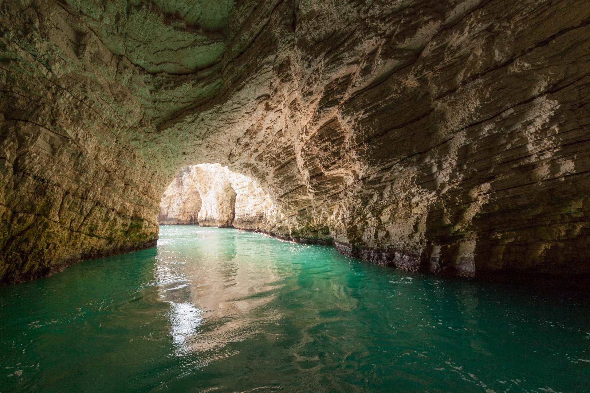 В скалите край Виесте водата е изкопала дълбоки пещери, в които странните форми на каменните блокове и магията на цветовете позволяват на посетителя да се наслади на чуден спектакъл - почти като в приказките.