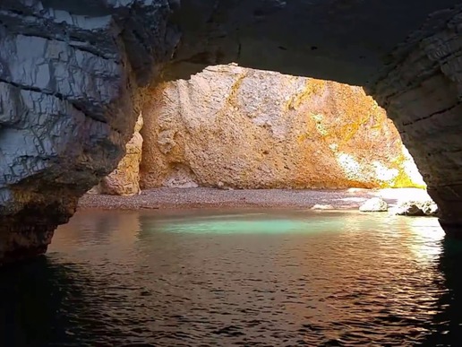 Това например е "Разбитата пещера" наречена така, защото й липсва покрив и това позволява на горещото лятно слънце да проникне вътре и да озари кристално синьото море.