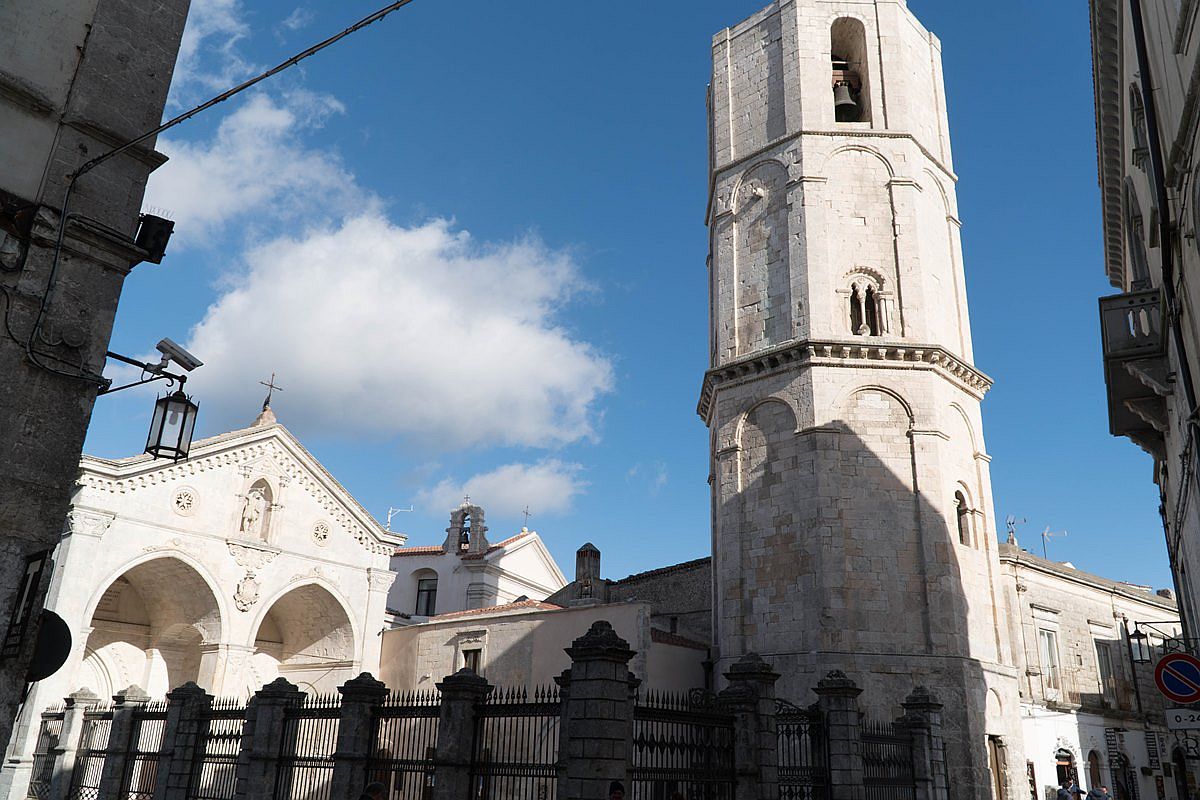 Най-важната атракция на Монте Сант'Анджело е светилището на Свети Архангел Михаил, построено през 13 век от Шарл I Анжуйски. 