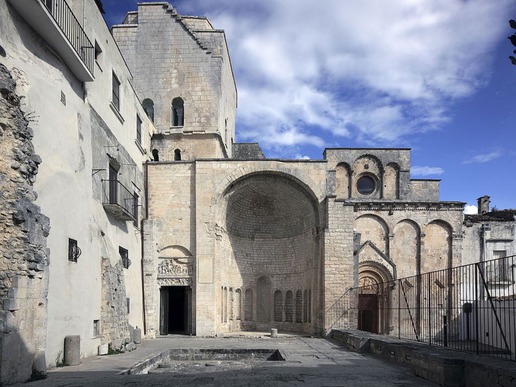 Църквата "Санта Мария Маджоре" (11-ти и 12-ти век). Фасадата има слепи аркади и балдахинов портал с изваяна рамка. Вътрешността се състои от кораб и две пътеки, разделени от колони с орнаментирани капители. По стените има стенописи във византийски стил.