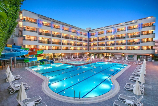 AVENA RESORT & SPA HOTEL 4�