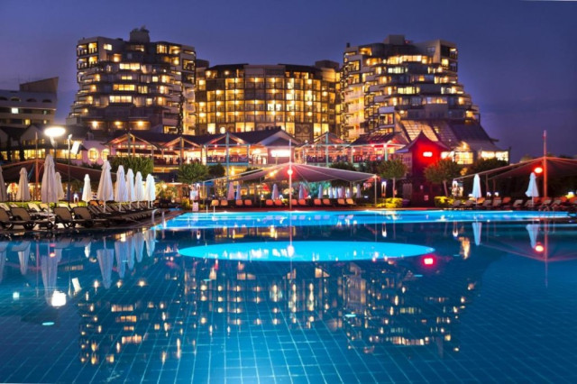 LIMAK LARA DELUXE HOTEL & RESORT 5�