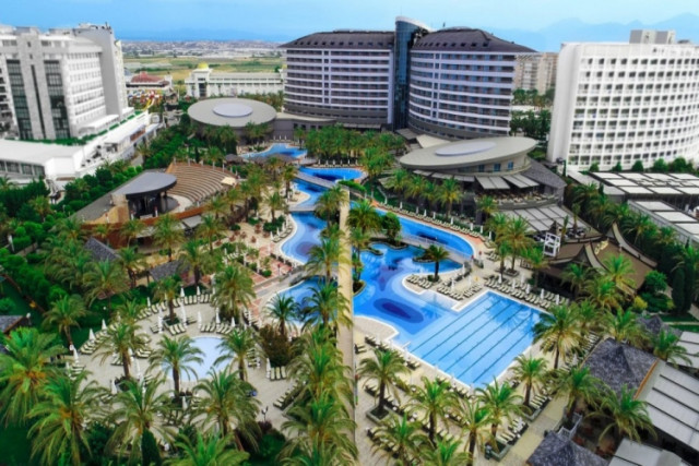ROYAL WINGS HOTEL 5�
