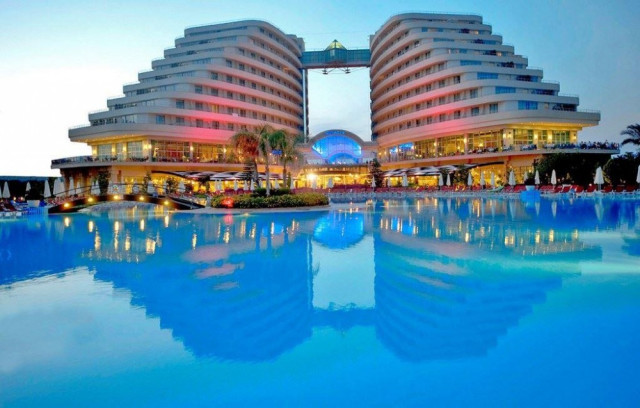 MIRACLE RESORT HOTEL 5�