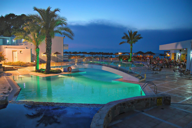 Хотел Avra Beach Resort 4•