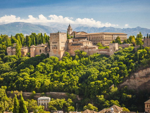Разположена в полите на Сиера Невада и богата на история и култура, Гранада е сред най-интересните за посещение градове в Испания, дом на невероятната крепост "Алхамбра".