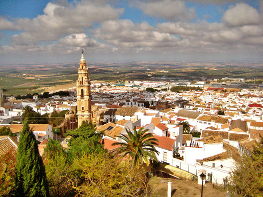 Естепа е традиционно андалуско градче с типичните за района белосани къши с керемидени покриви, селско очарование и красива природа.