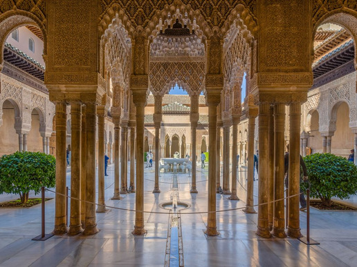 Включен в списъка на ЮНЕСКО, комплексът "Алхамбра" е бил както крепост, така и град, и дворец. Като исторически паметник едва ли някога ще бъде надминат.