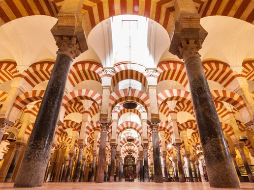 Кордоба е един от най-ярките примери за съвместно съществуване на контрастиращи култури и архитектурни стилове в продължение на хиляди години. Дом на величествената катедрала Мескита.