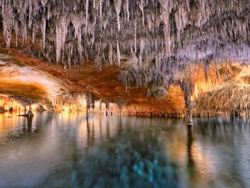 Пещерите Драк са 4 свързани помежду си пещери, в които се помещава едно от най-големите подземни езера в света. Там можете да се разходите с лодка.