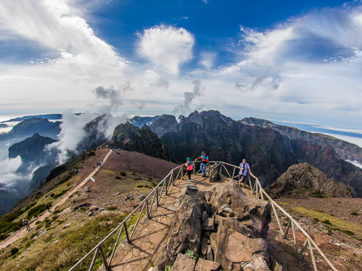 Третият по височина връх на острова, Пико до Ариейро, e една от задължителните спирки, откъдето се откриват невероятни гледки към по-голямата част от Мадейра.