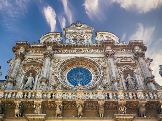 Лече неслучайно е известен като „Флоренция на Пулия“. Богатството от шедьоври на архитектурата и изкуството, с което можете да се срещнете там, с право му спечелва това прозвище. Сред широката палитра от стилове, като най-характерен за града изпъква барокът. Лече неслучайно е известен като „Флоренция на Пулия“. Богатството от шедьоври на архитектурата и изкуството, с което можете да се срещнете там, с право му спечелва това прозвище. Сред широката палитра от стилове, като най-характерен за града изпъква барокът.