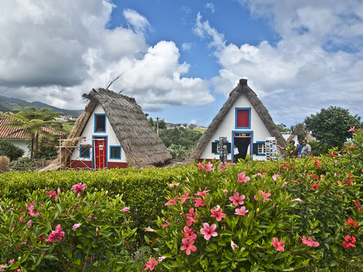 Сантана е очарователно селце в североизточната част на остров Мадейра, известно със своите колоритни и уникални триъгълни къщи, построени от камък и със сламени покриви.